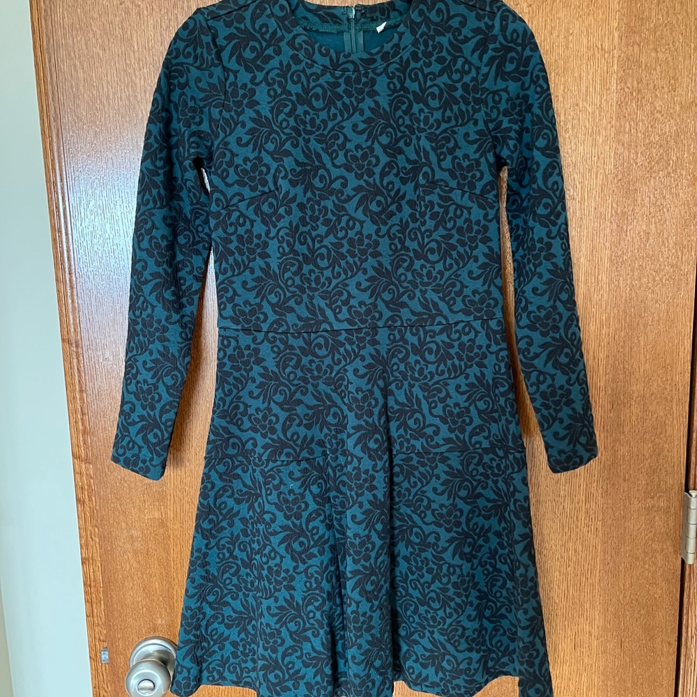 Dark green and black dress. Size 00/XS. Long sleeve. Women or girls.